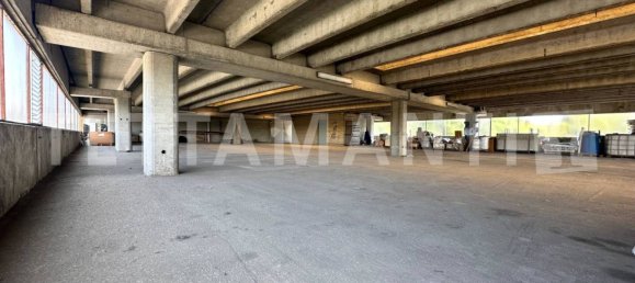 5 rooms Warehouse in Como, Italy No. 381227 3