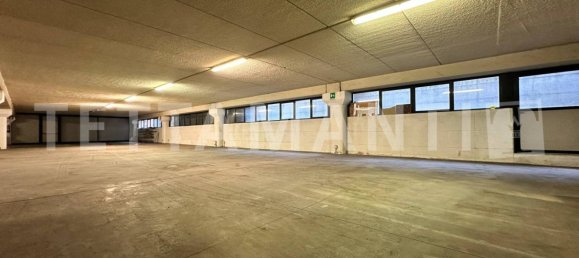 5 rooms Warehouse in Como, Italy No. 381227 12