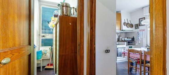 6 rooms Apartment in Poggibonsi, Italy No. 122832 2