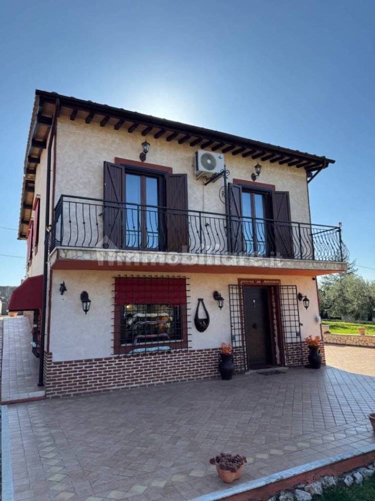 3 bedrooms Villa in Palombara Sabina, Italy No. 250828