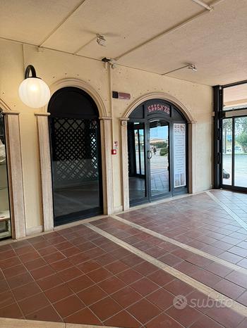 2 rooms Commercial property in Anzio, Italy No. 251624
