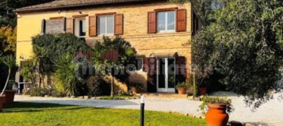 3 bedrooms Villa in Montecosaro, Italy No. 106938 2