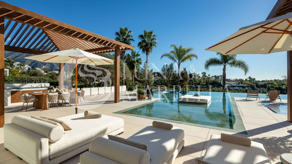 6 bedrooms Villa in Marbella, Spain No. 106168