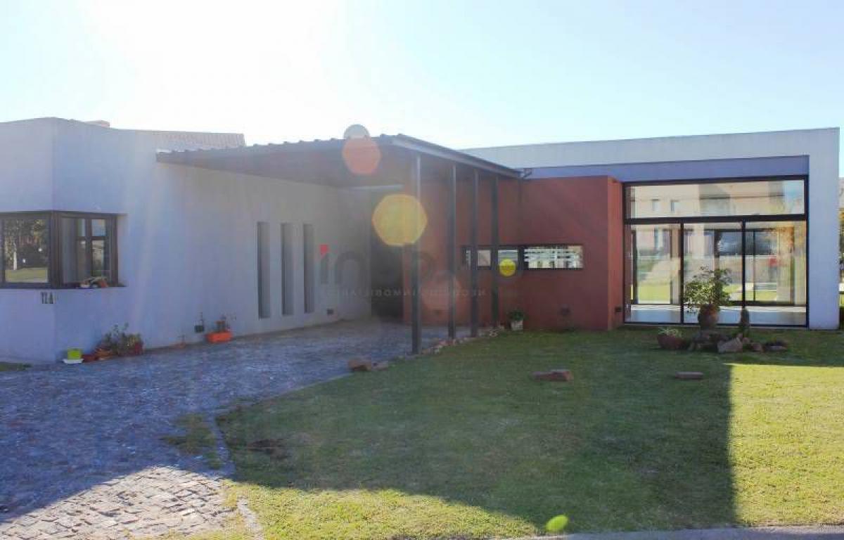 3 bedrooms House in Berazategui, Argentina No. 5857