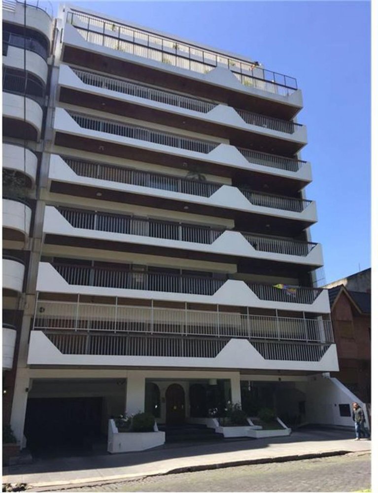 Apartamento de 3 dormitorios en Buenos Aires, Argentina No. 94216