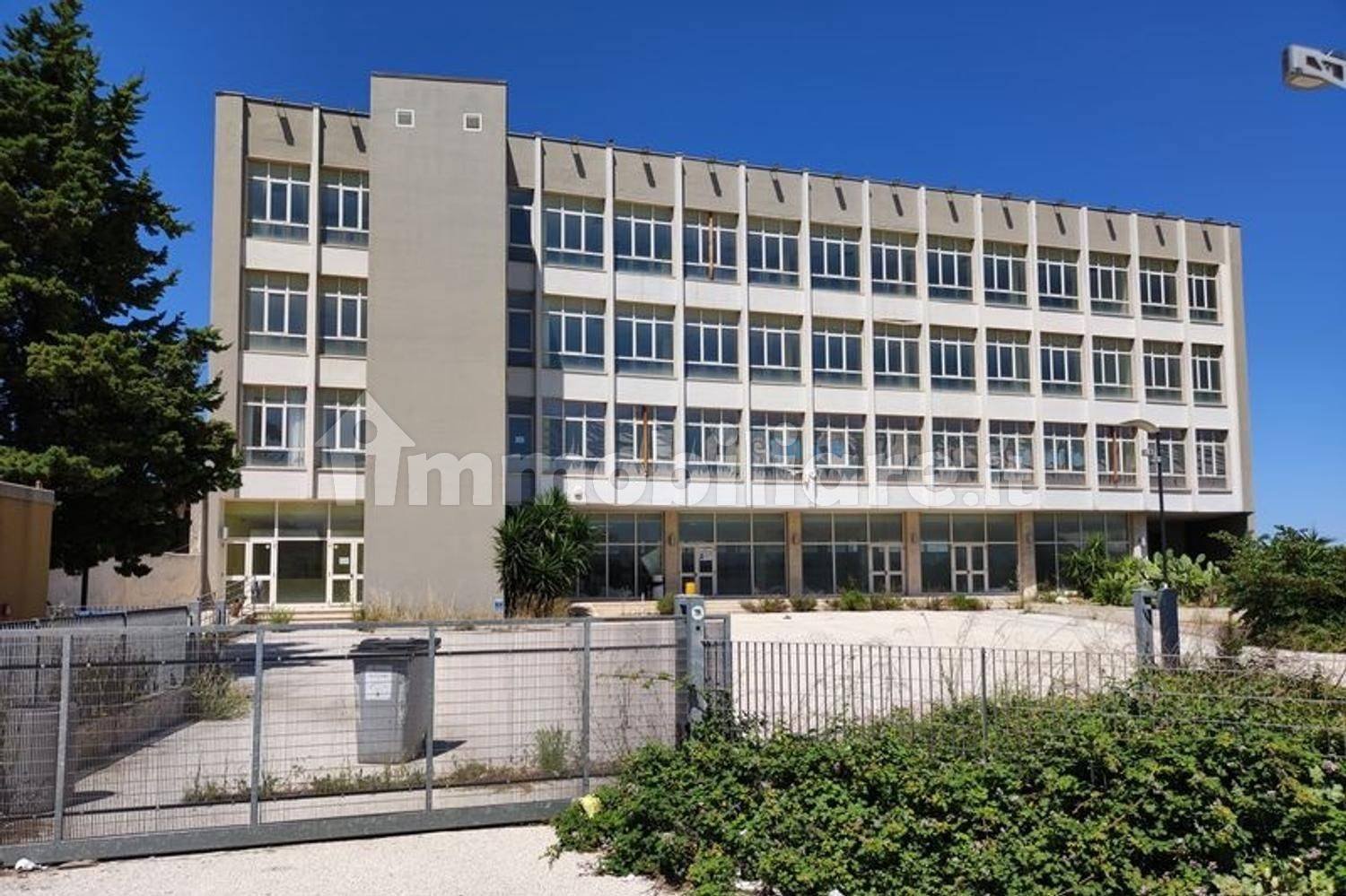 Oficina en Modugno, Italy 4524 m² No. 322080