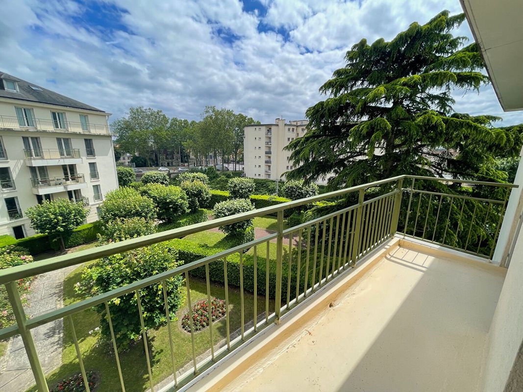 2 bedrooms Apartment in Versailles, France No. 183025