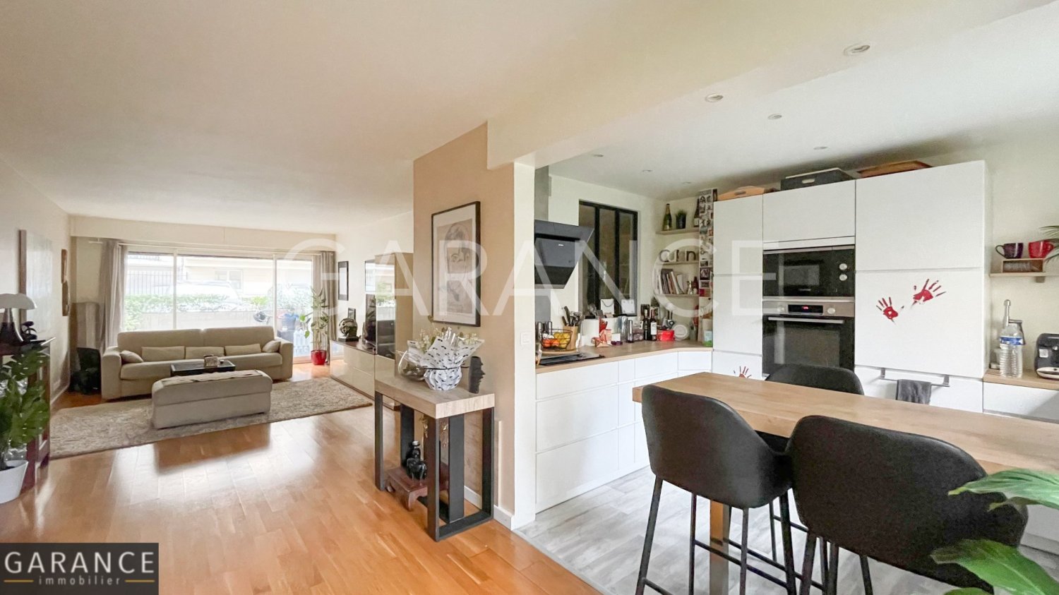 2 bedrooms Apartment in Paris, France No. 137565