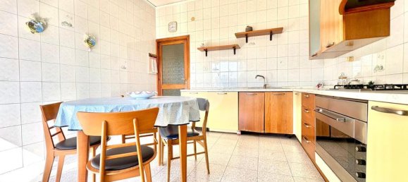 2 Schlafzimmer Wohnung in Naples, Italy, Nr. 329174 8