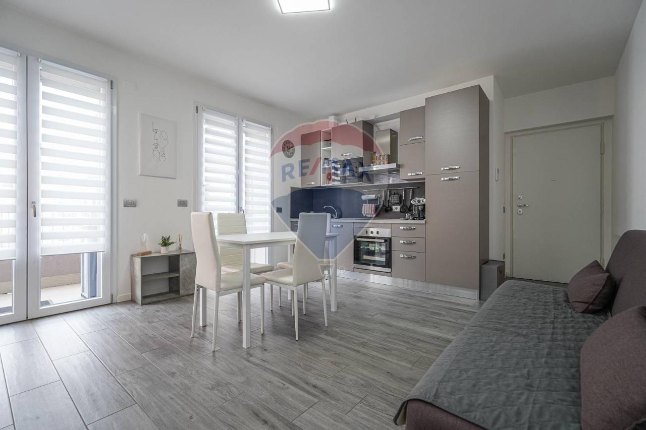 3 rooms Apartment in Calusco d'Adda, Italy No. 9195