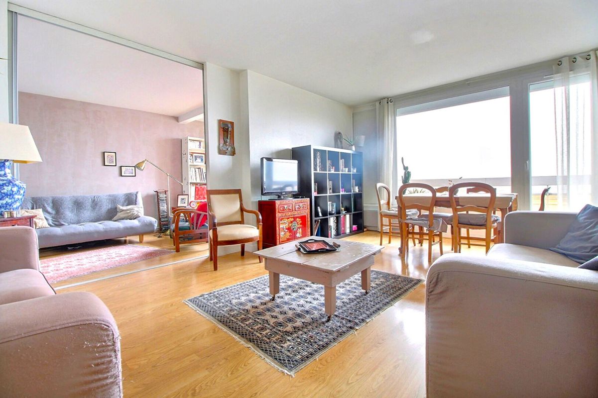 3 bedrooms Apartment in Clichy, France No. 180816