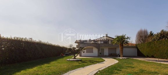 3 bedrooms Villa in Magnago, Italy No. 16291 7