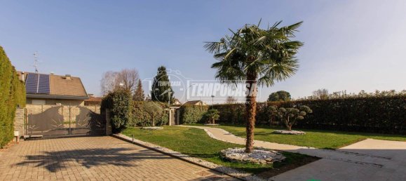 3 bedrooms Villa in Magnago, Italy No. 16291 14