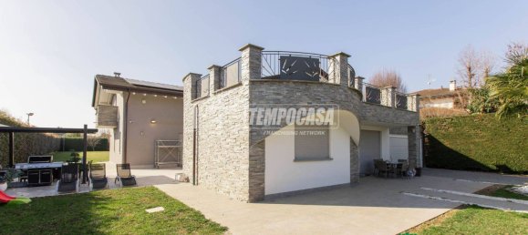 3 bedrooms Villa in Magnago, Italy No. 16291 4