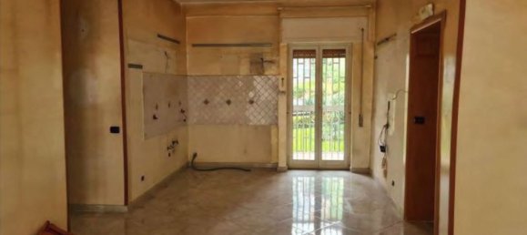 3 rooms Apartment in Naples, Italy No. 14169 2