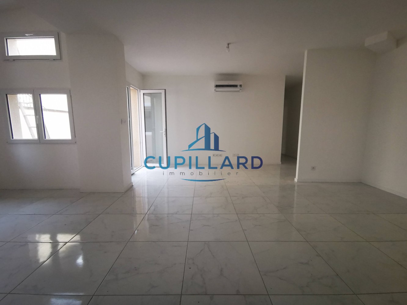 Casa de 3 dormitorios en Roanne, France No. 192917