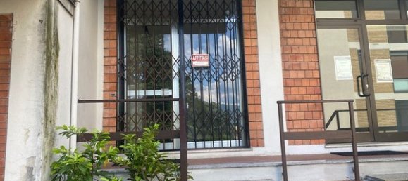 2 rooms Commercial property in Como, Italy No. 99094 3