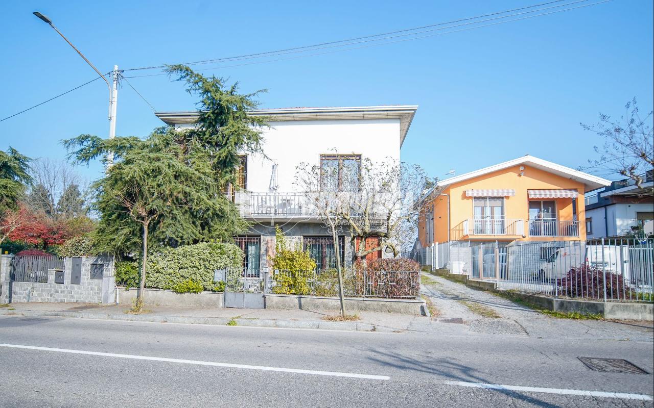 5 rooms Villa in Gazzada Schianno, Italy No. 104549