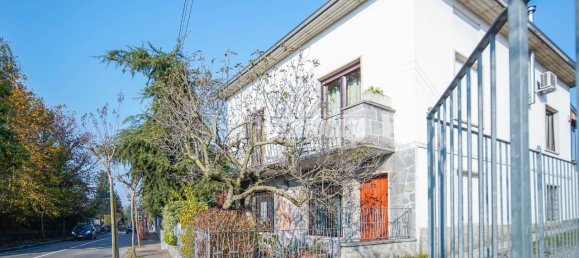 5 rooms Villa in Gazzada Schianno, Italy No. 104549 2