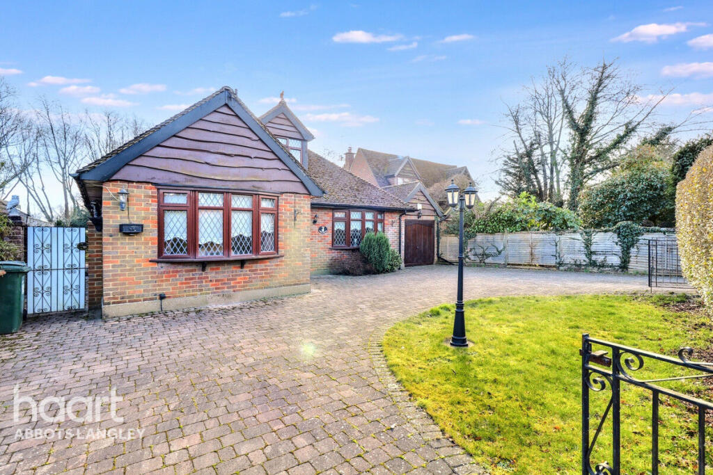 3 bedrooms Bungalow in Kings Langley, United Kingdom No. 4713