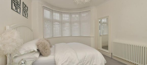 3 bedrooms Bungalow in Chingford, United Kingdom No. 4003 3