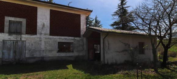 Дом с 8 комнатами в Серравалле Ланге, Италия № 3042 18