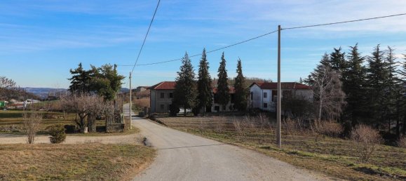 Дом с 8 комнатами в Серравалле Ланге, Италия № 3042 6