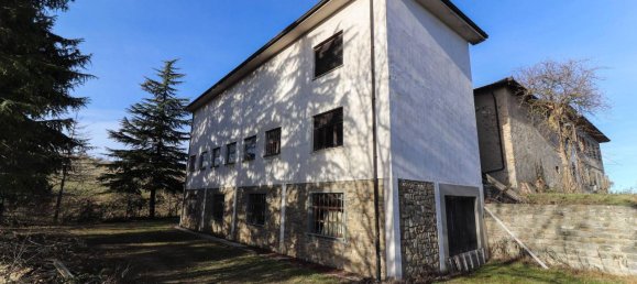 Дом с 8 комнатами в Серравалле Ланге, Италия № 3042 16