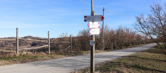 Дом с 8 комнатами в Серравалле Ланге, Италия № 3042 4