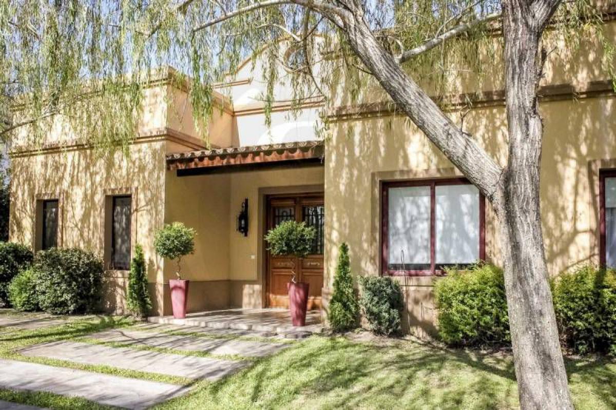 Casa de 3 dormitorios en Pilar, Argentina No. 75277