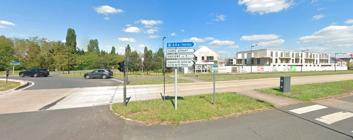  موقف سيارات في Saint-Pierre-du-Perray, France 216متر مربع رقم 351770