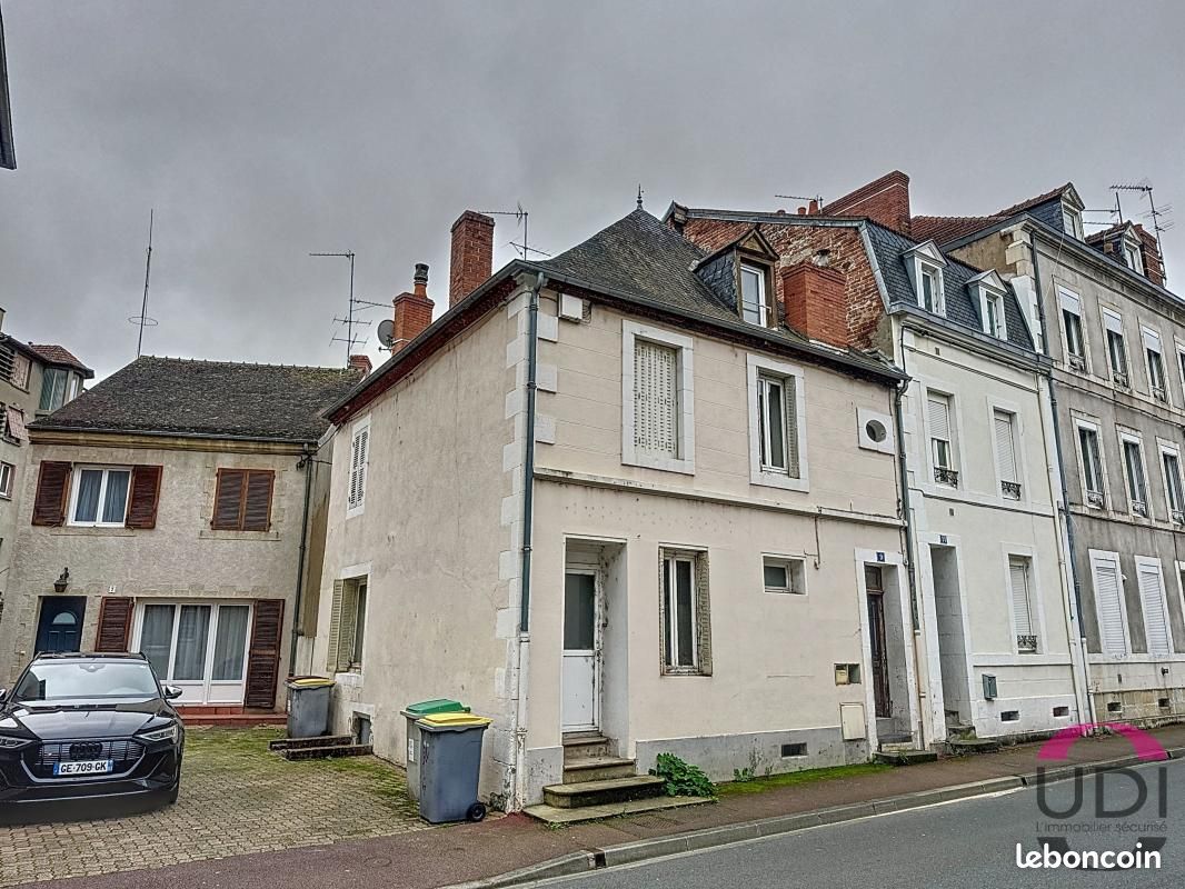 Casa de 3 dormitorios en Montlucon, France No. 272493