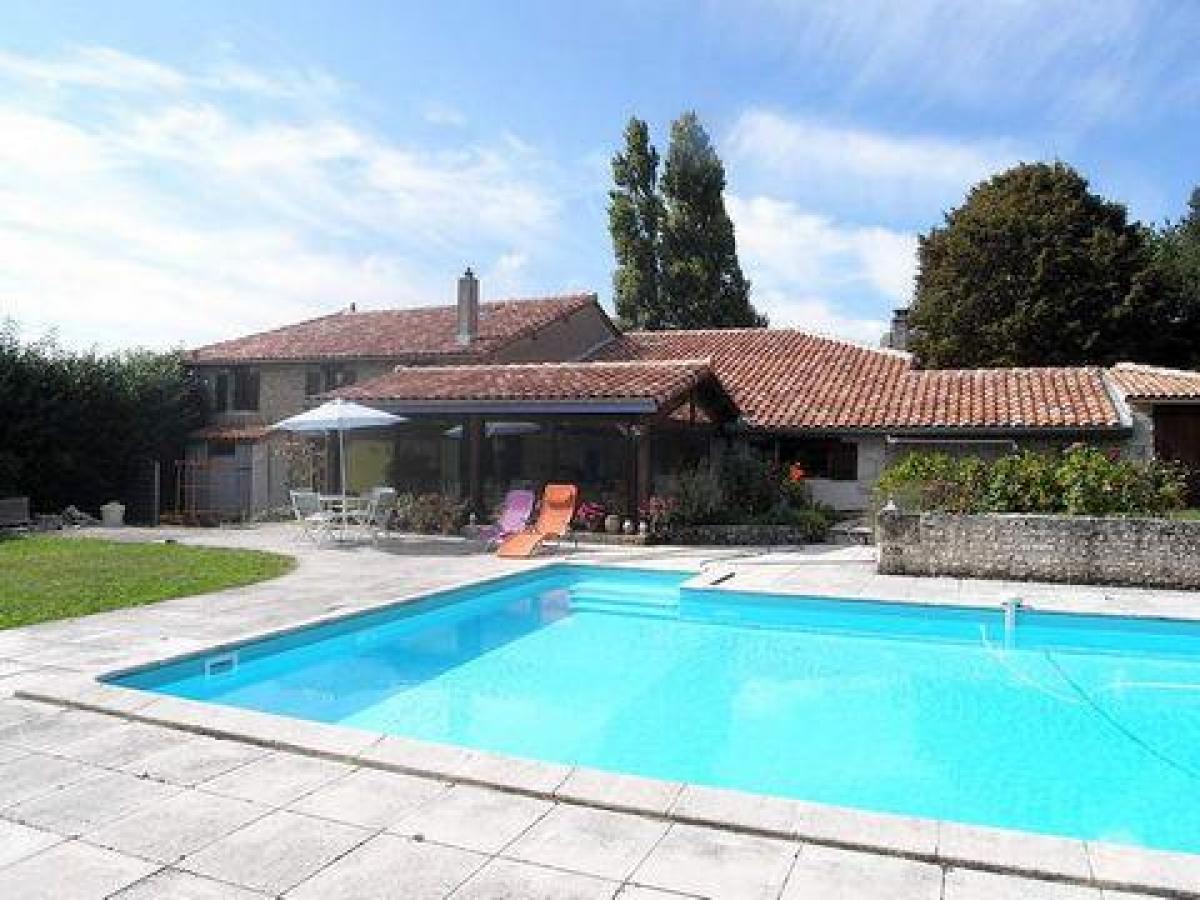 Дом с 6 спальнями в Жонзак, Франция № 26367