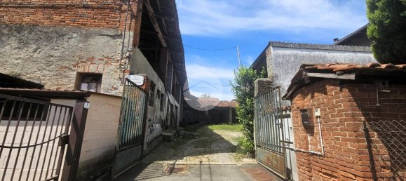 4 bedrooms House in Benna, Italy No. 263972 2