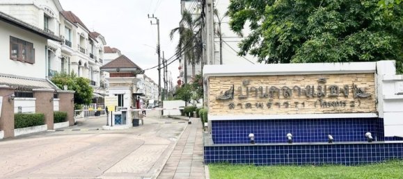 3 chambres Maison de ville à Lat Phrao, Thailand No. 67214 20