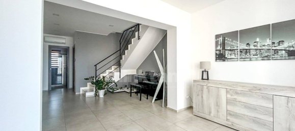 7 rooms Apartment in San Giovanni la Punta, Italy No. 148557 4