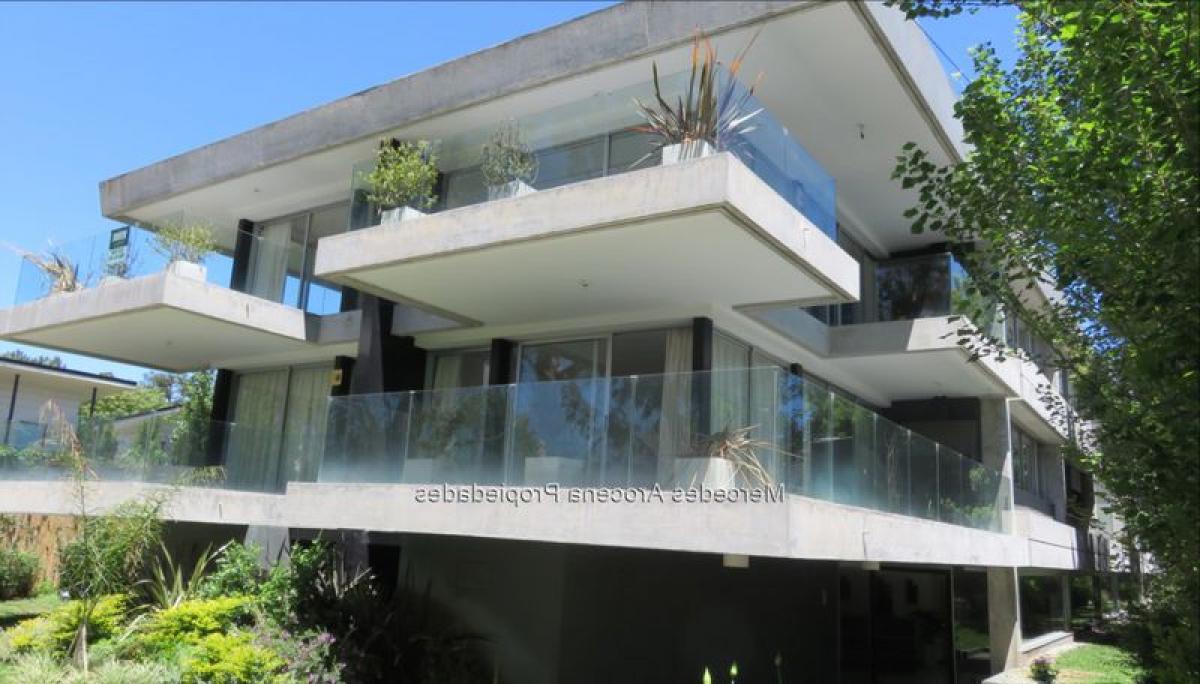 3 bedrooms Apartment in Montevideo, Uruguay No. 5743