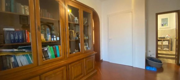 Дом с 9 комнатами в Луни, Италия № 151630 11