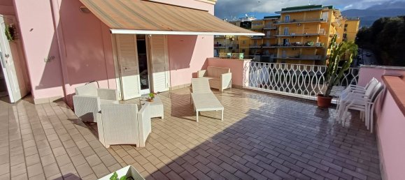 6 rooms Apartment in Portici, Italy No. 141652 2
