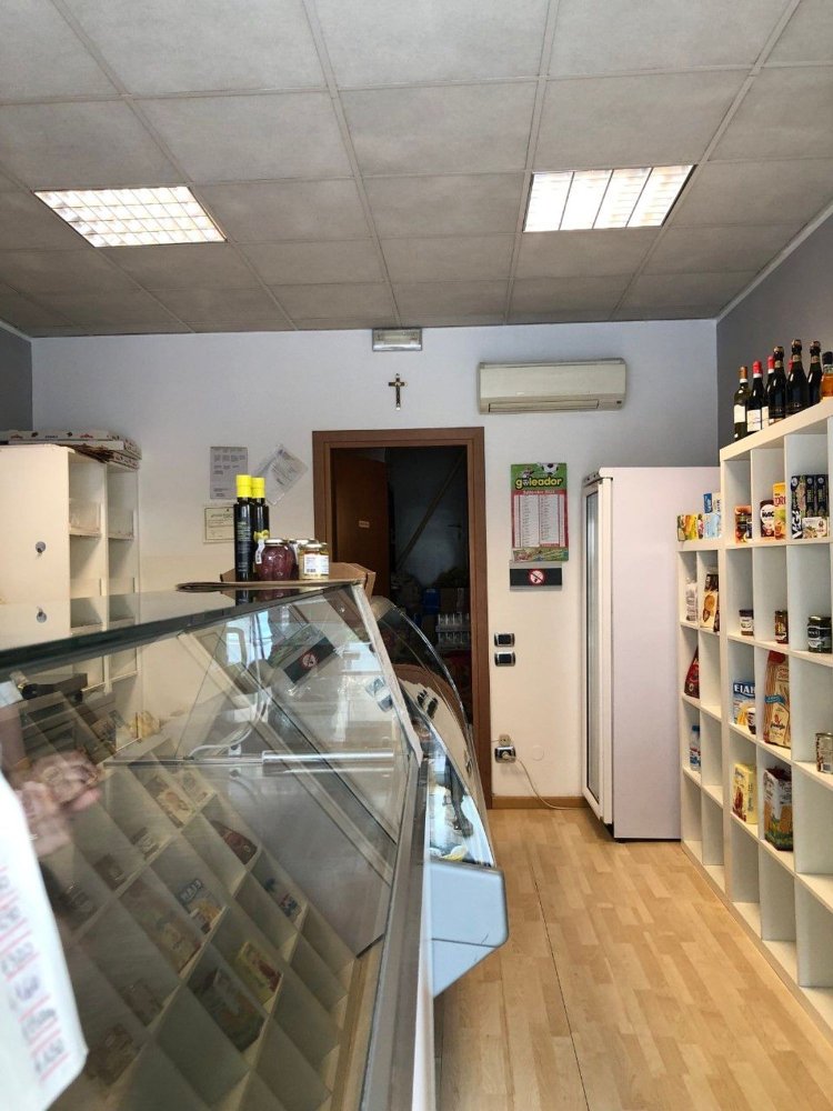 Gewerbliche Immobilie in Maccagno con Pino e Veddasca, Italy 43m², Nr. 73670
