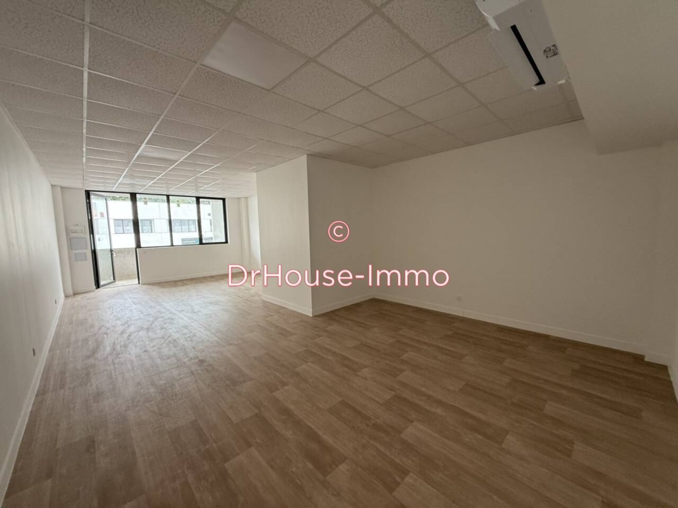 1 room Commercial property in Serris, France No. 289304