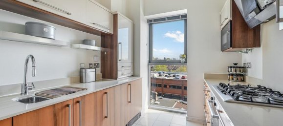 2 bedrooms Apartment in Surbiton, United Kingdom No. 9944 4