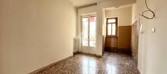 2 bedrooms Apartment in Turin, Italy No. 375332 3