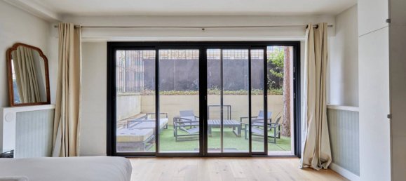 Studio in Paris, France No. 129948 4