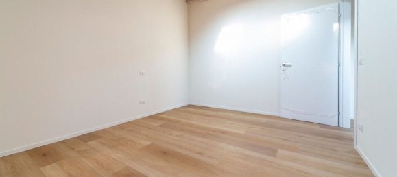 3 rooms Penthouse in Parma, Italy No. 228856 8