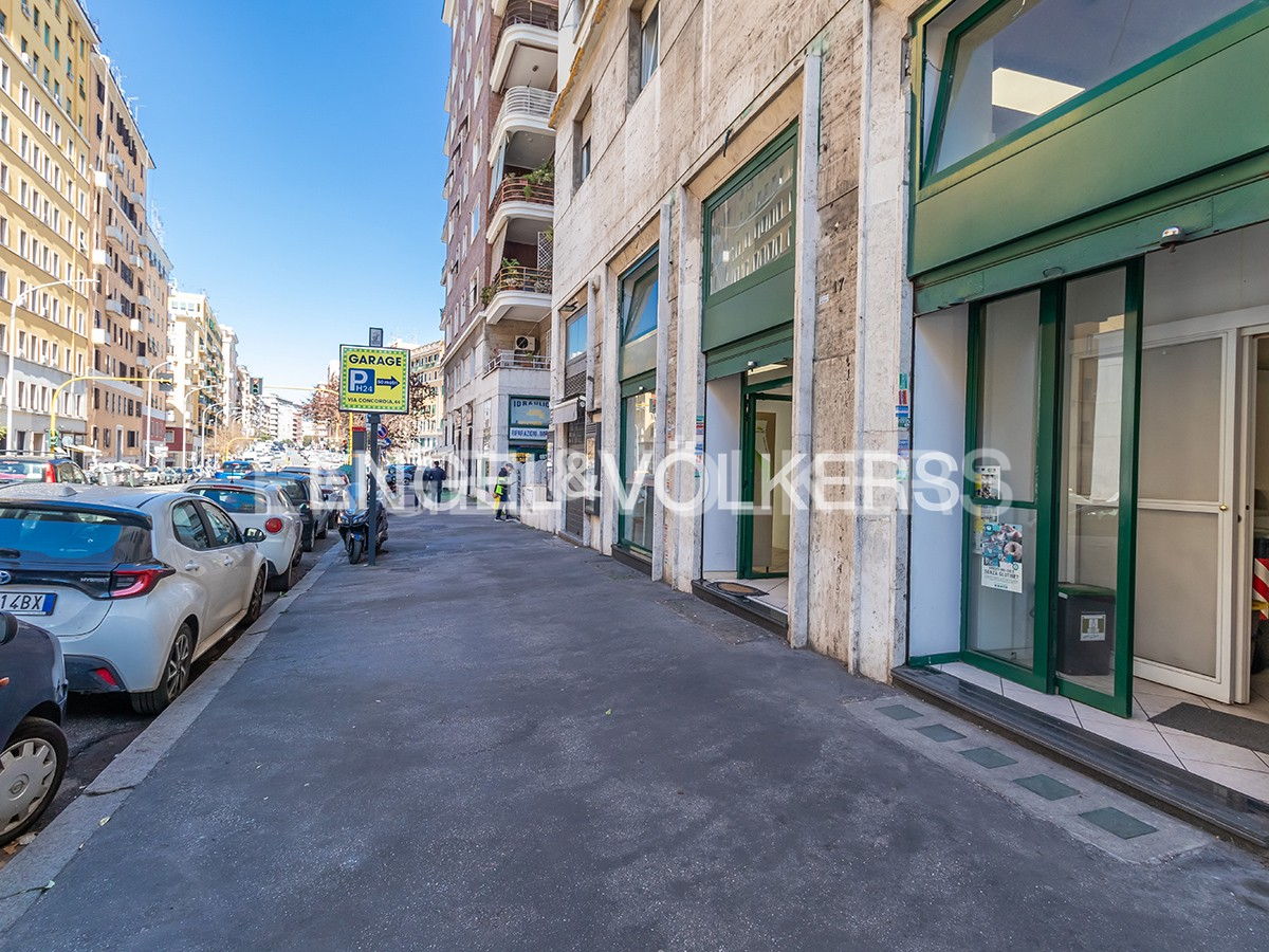 4 rooms Commercial property in Rome, Italy No. 139863