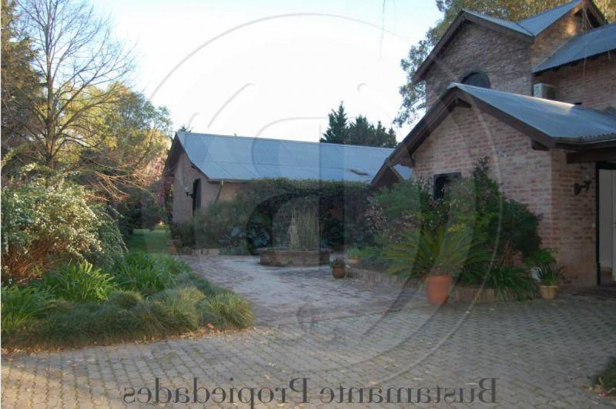 Дом с 4 спальнями в Пилар, Аргентина № 52239