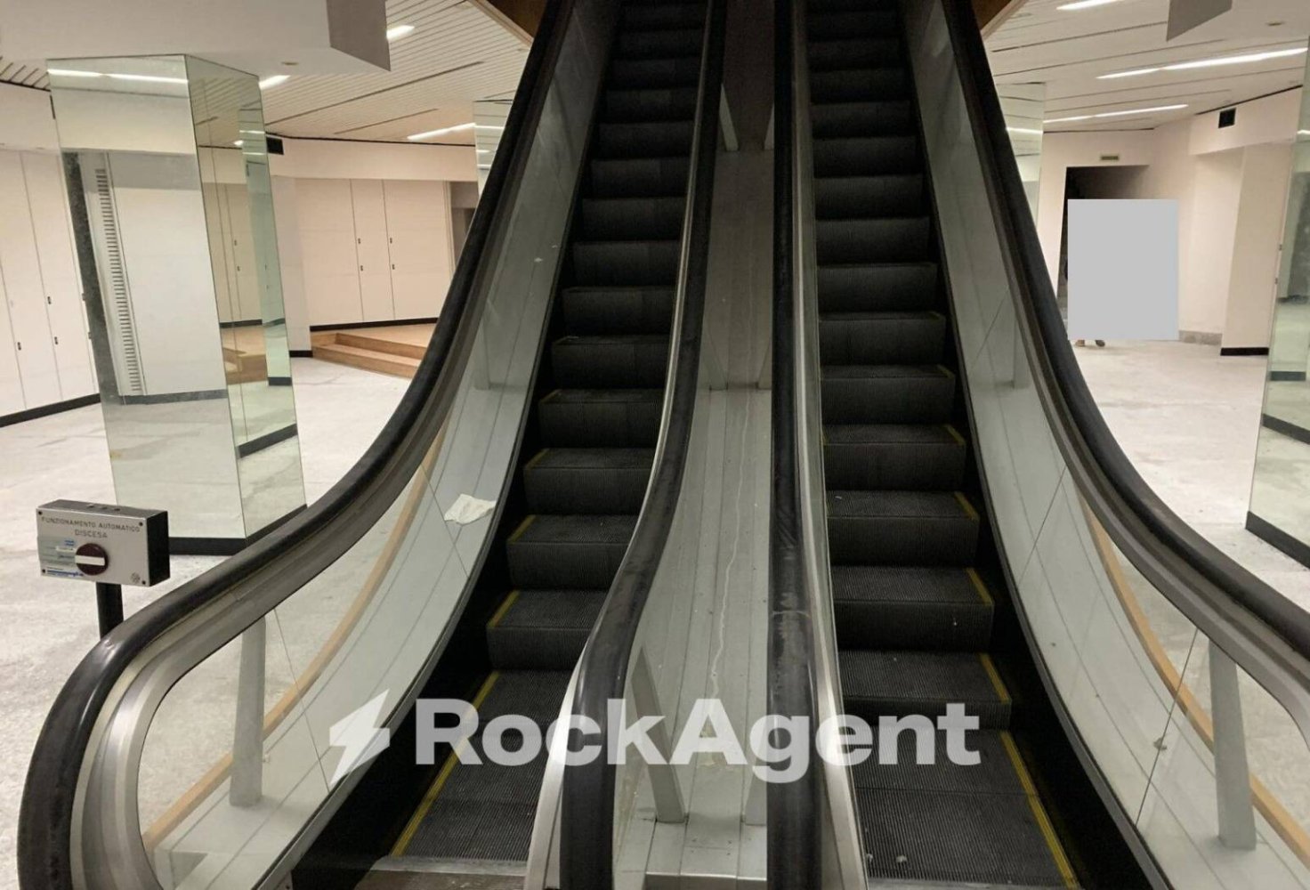 4 rooms Commercial property in Casarano, Italy No. 296425