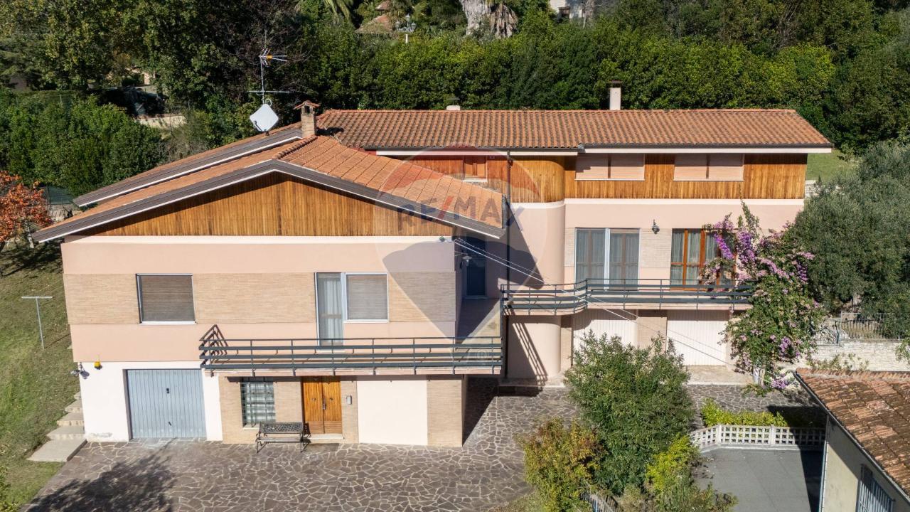 Дом с 14 комнатами в Коринальдо, Италия № 2270