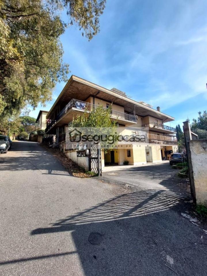 3 rooms Apartment in Rome, Italy No. 35988